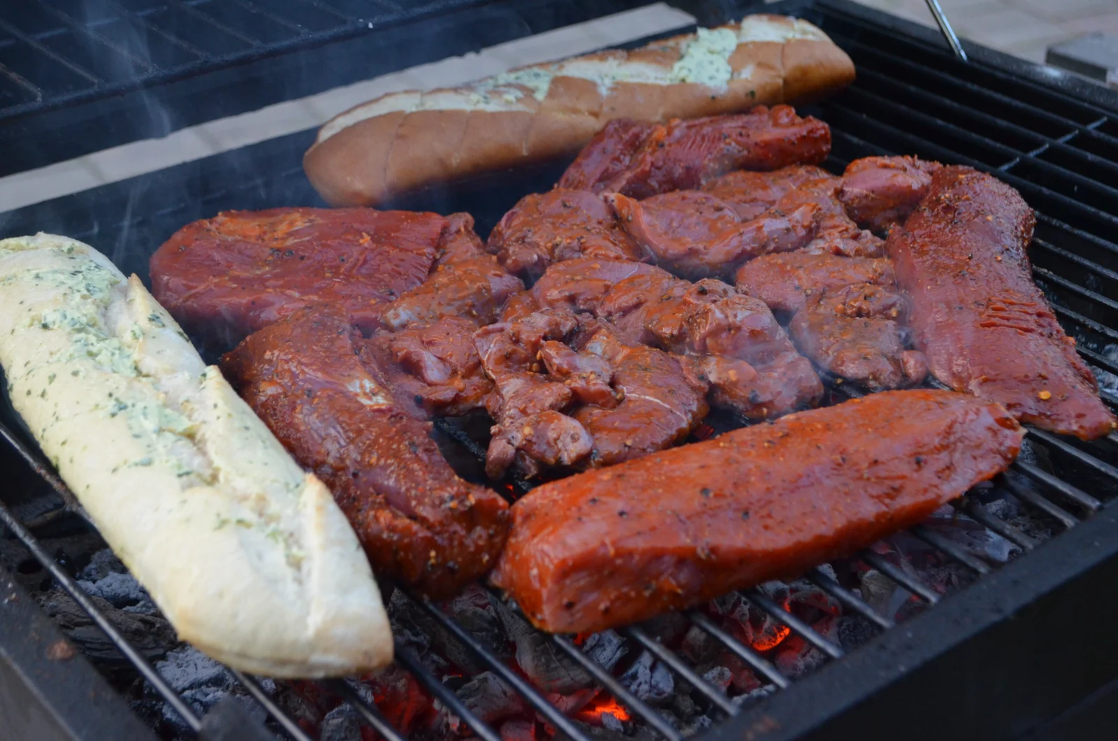 Mariniertes Fleisch von Florian auf dem Grill mit Kräuterbaguette