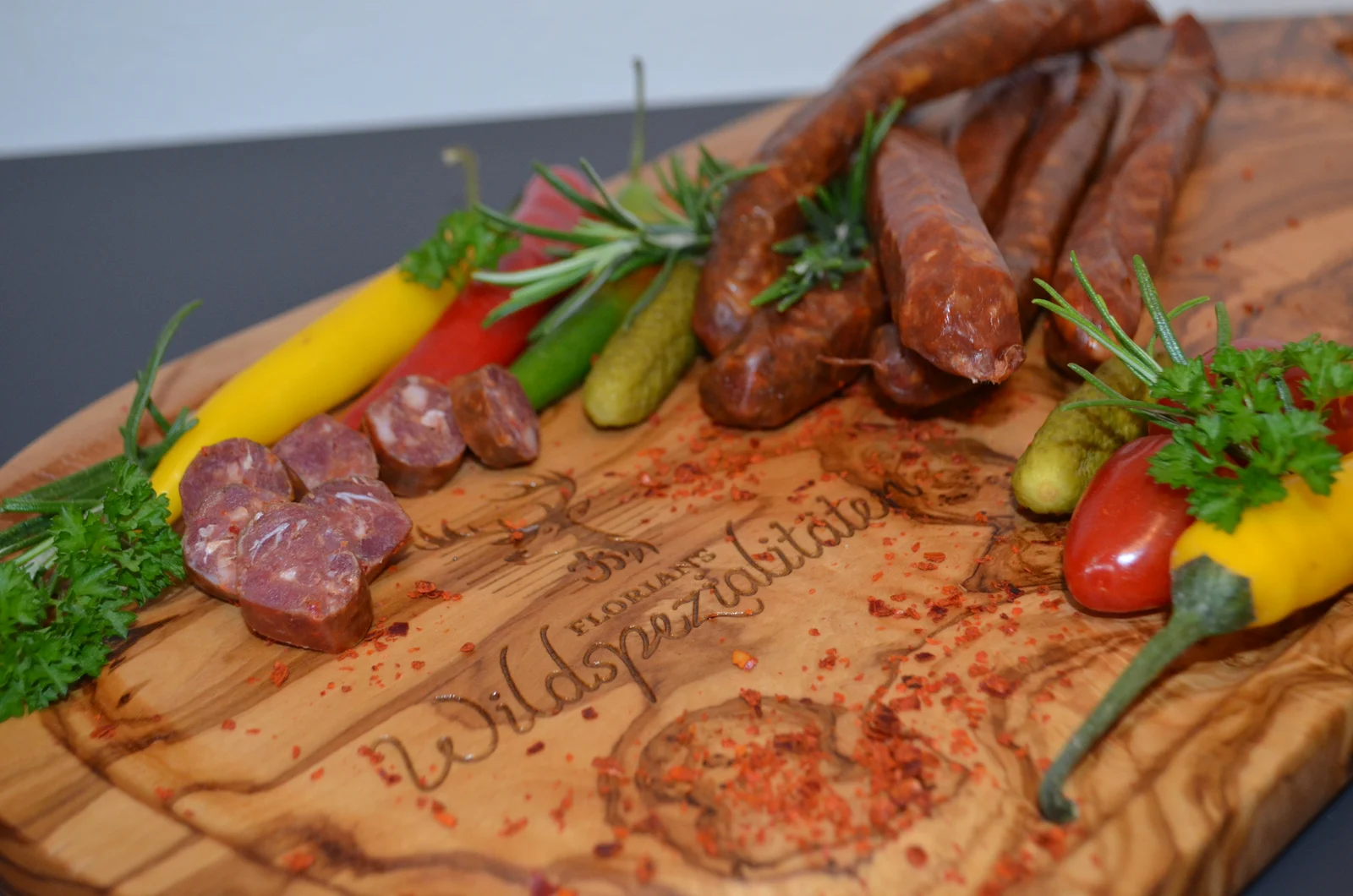 Florians Würstchen, ganz und aufgeschnitten auf einem Holzbrett